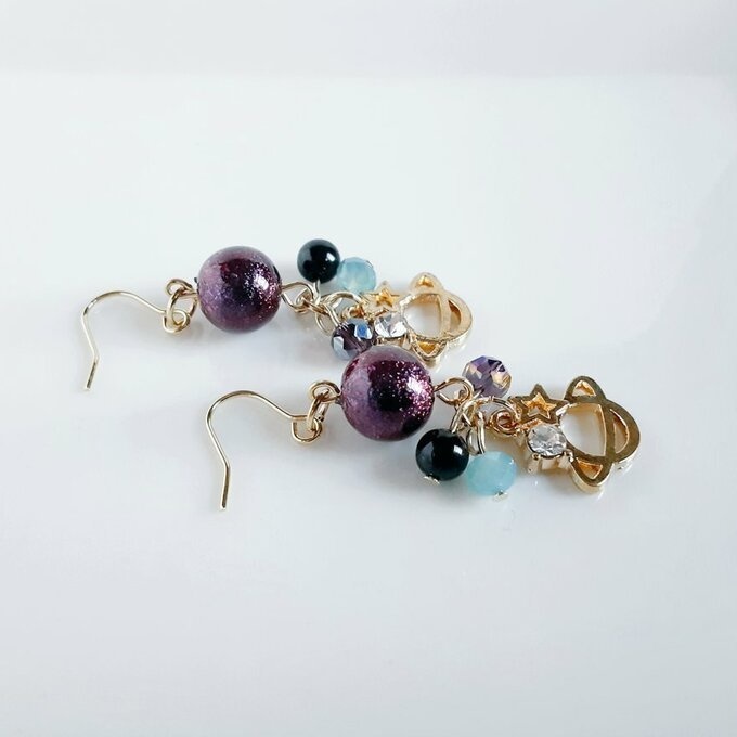 土星チャームとステラパールの大人パープル色ピアス/イヤリング/Purple Blue Dangle Earrings With Saturn Charm