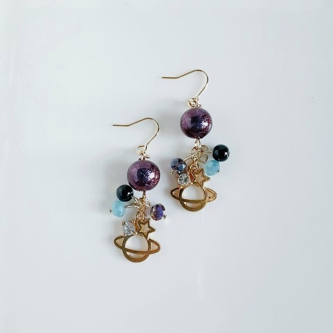 土星チャームとステラパールの大人パープル色ピアス/イヤリング/Purple Blue Dangle Earrings With Saturn Charm