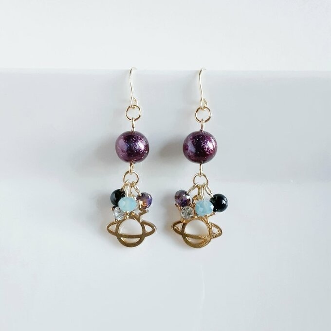 土星チャームとステラパールの大人パープル色ピアス/イヤリング/Purple Blue Dangle Earrings With Saturn Charm