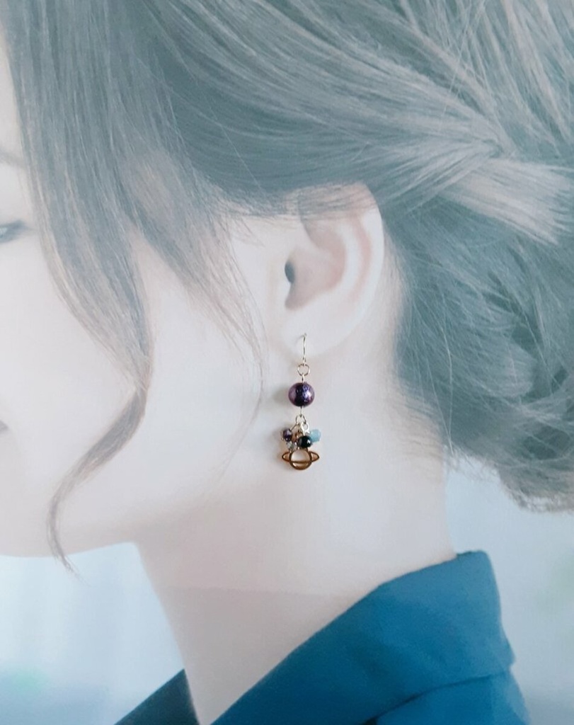 土星チャームとステラパールの大人パープル色ピアス/イヤリング/Purple Blue Dangle Earrings With Saturn Charm