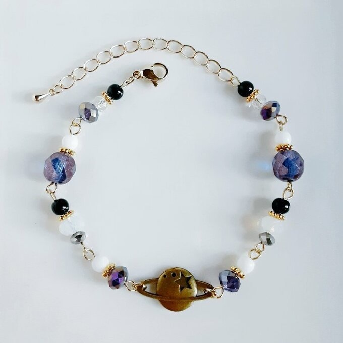 土星チャームとガラスビーズのブレスレット(アメジストパープル)/Amethyst Purple Colored Bracelet With Saturn Charm