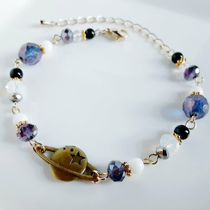 土星チャームとガラスビーズのブレスレット(アメジストパープル)/Amethyst Purple Colored Bracelet With Saturn Charm