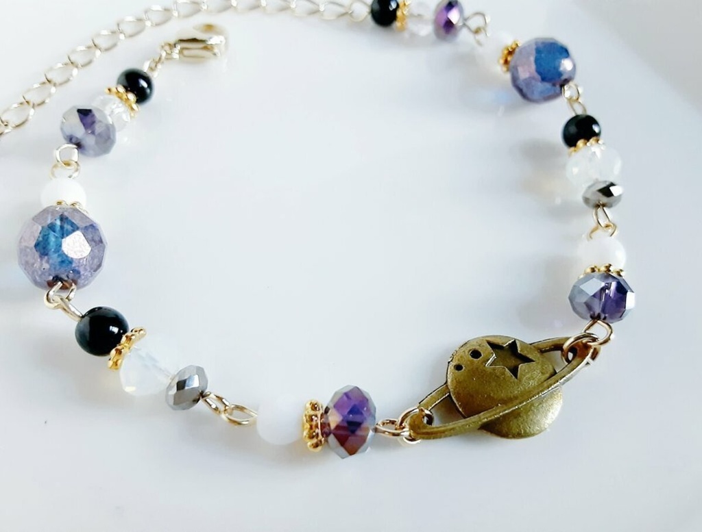 土星チャームとガラスビーズのブレスレット(アメジストパープル)/Amethyst Purple Colored Bracelet With Saturn Charm