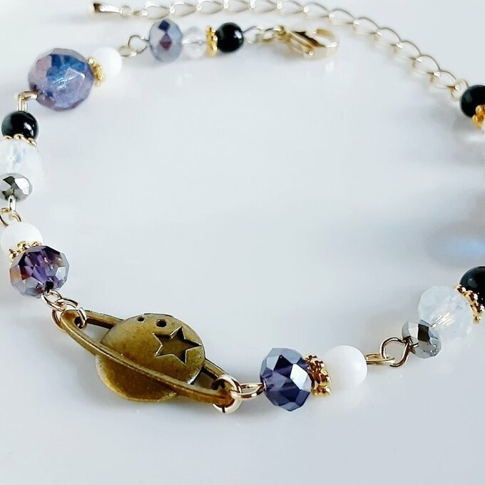 土星チャームとガラスビーズのブレスレット(アメジストパープル)/Amethyst Purple Colored Bracelet With Saturn Charm