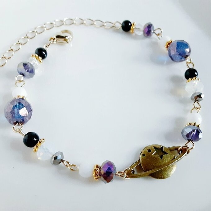土星チャームとガラスビーズのブレスレット(アメジストパープル)/Amethyst Purple Colored Bracelet With Saturn Charm