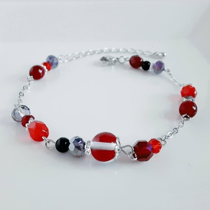 ルナフラッシュとガラスビーズの大人レッドカラーのブレスレット/Chic Red Colored Bracelet With Luna Flash and Glass Beads