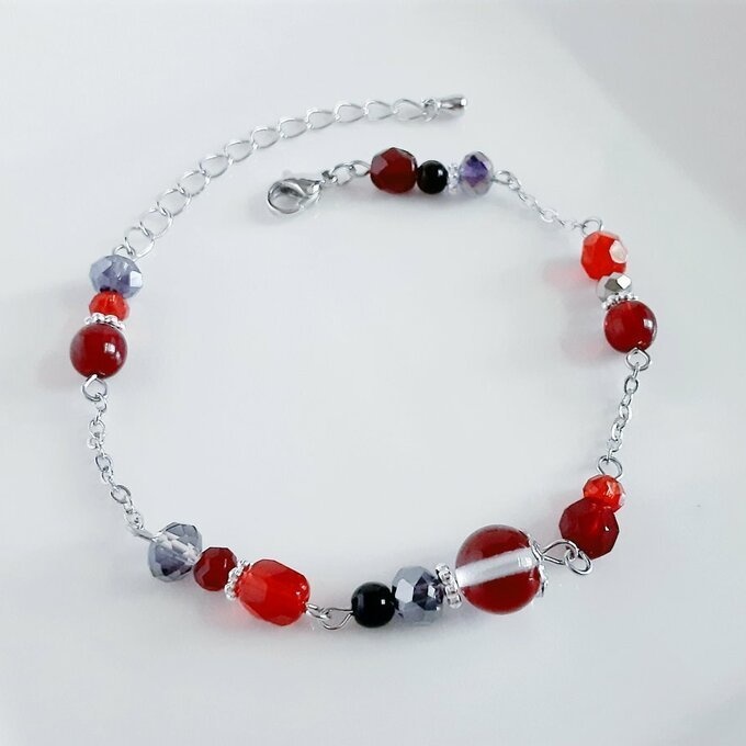 ルナフラッシュとガラスビーズの大人レッドカラーのブレスレット/Chic Red Colored Bracelet With Luna Flash and Glass Beads