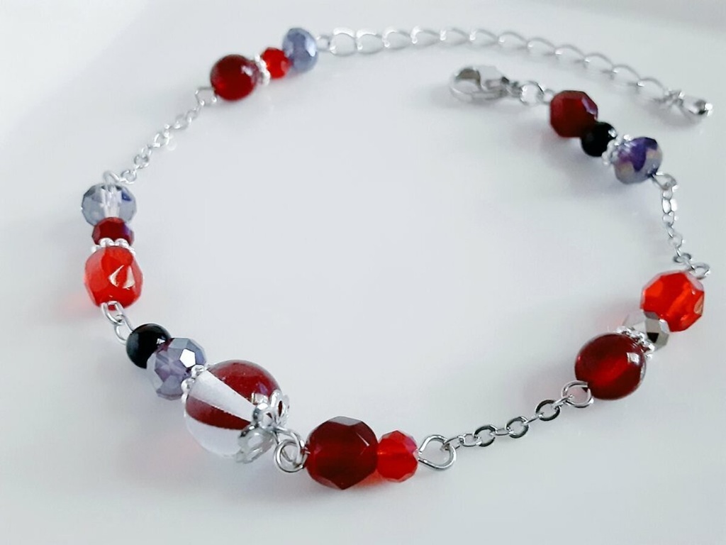 ルナフラッシュとガラスビーズの大人レッドカラーのブレスレット/Chic Red Colored Bracelet With Luna Flash and Glass Beads