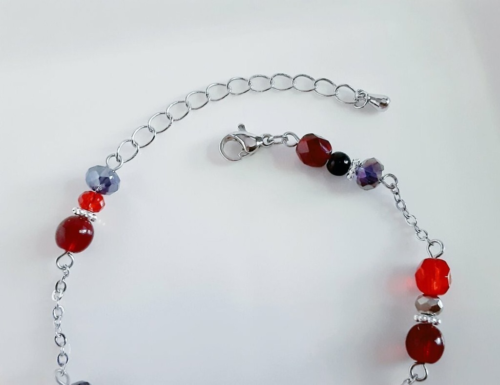 ルナフラッシュとガラスビーズの大人レッドカラーのブレスレット/Chic Red Colored Bracelet With Luna Flash and Glass Beads
