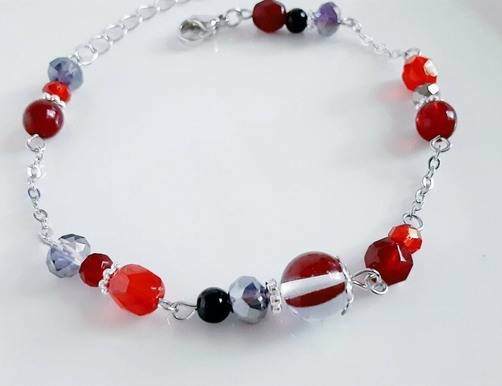 ルナフラッシュとガラスビーズの大人レッドカラーのブレスレット/Chic Red Colored Bracelet With Luna Flash and Glass Beads