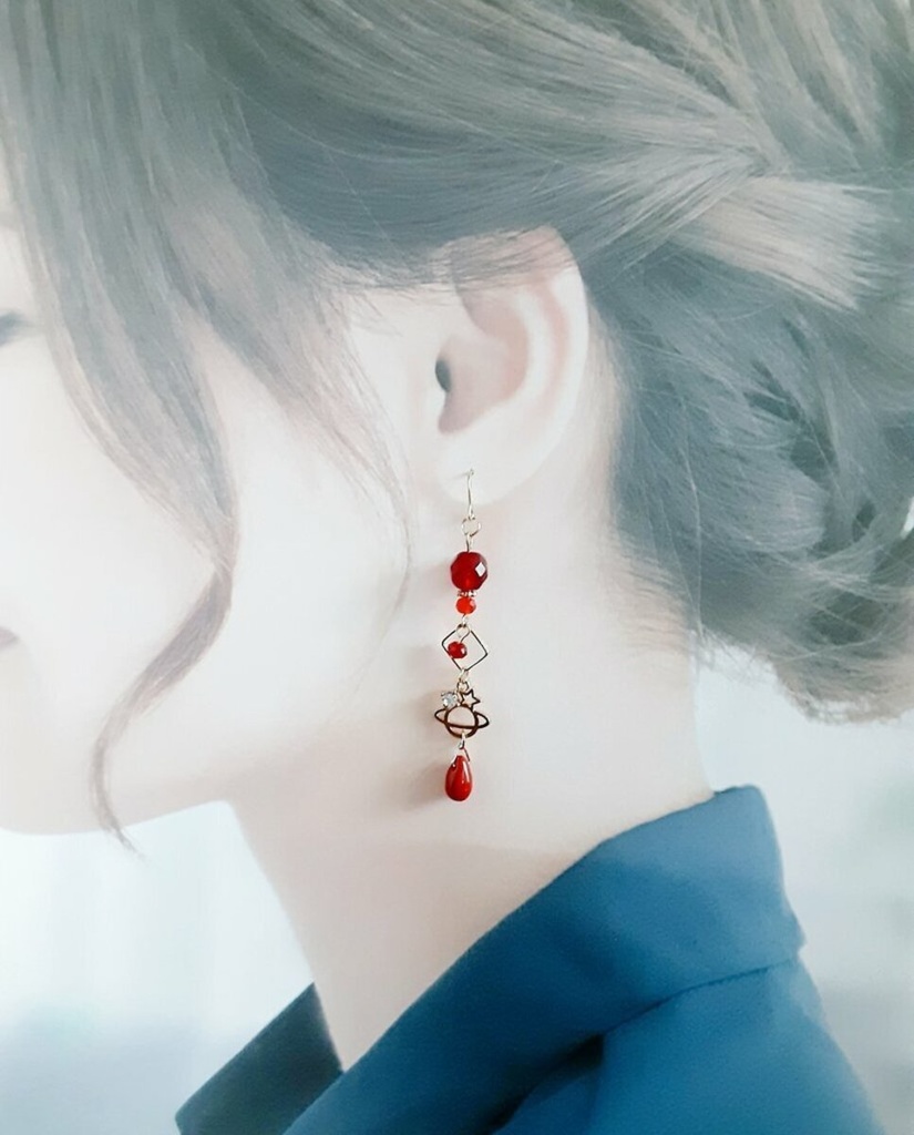 土星チャームが可愛い☆スクエアとチェコビーズとガラスビーズのゆらゆらロングピアス/イヤリング(大人レッド)/Trendy Red Long Dangling Earrings/ Clip on Earrings with Cute Saturn Charm