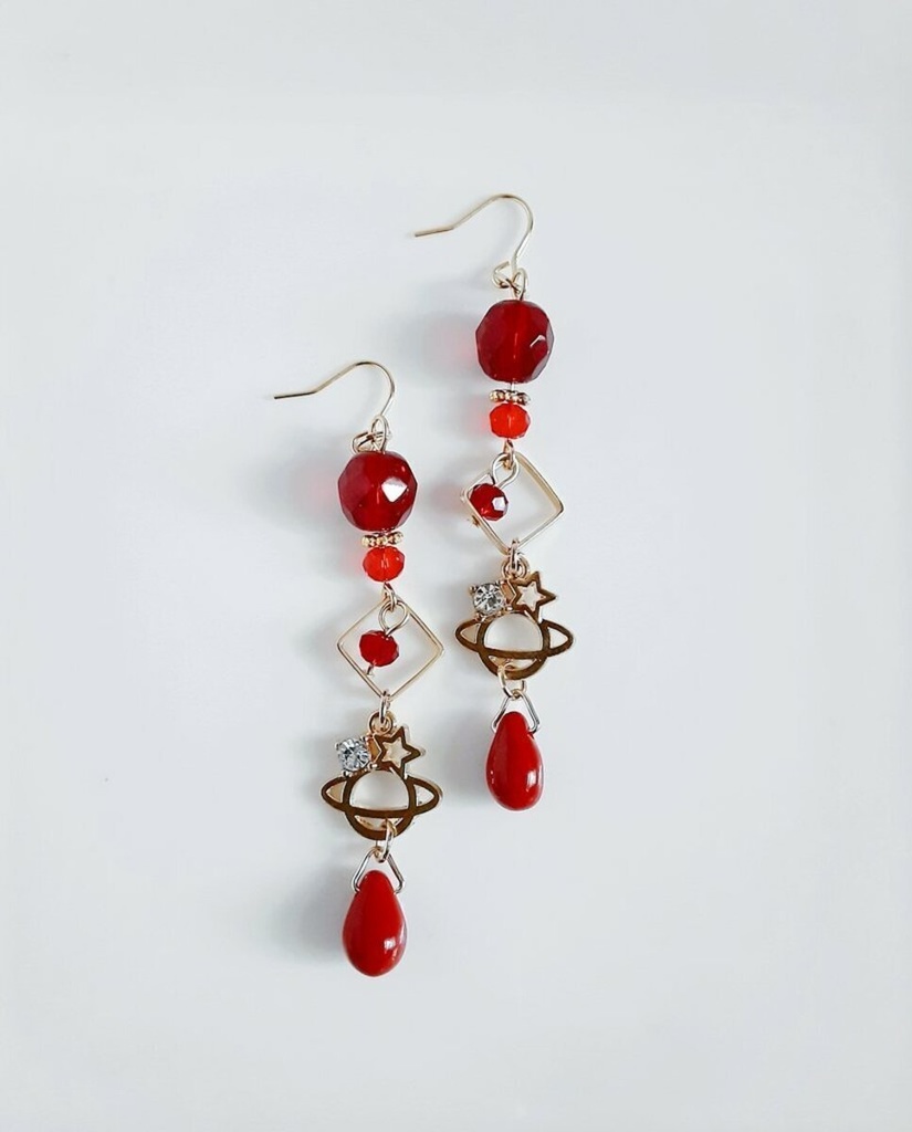 土星チャームが可愛い☆スクエアとチェコビーズとガラスビーズのゆらゆらロングピアス/イヤリング(大人レッド)/Trendy Red Long Dangling Earrings/ Clip on Earrings with Cute Saturn Charm