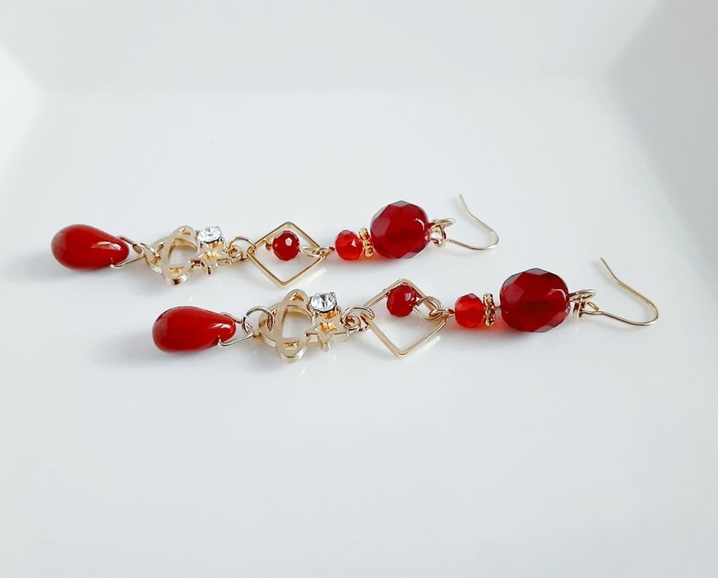 土星チャームが可愛い☆スクエアとチェコビーズとガラスビーズのゆらゆらロングピアス/イヤリング(大人レッド)/Trendy Red Long Dangling Earrings/ Clip on Earrings with Cute Saturn Charm