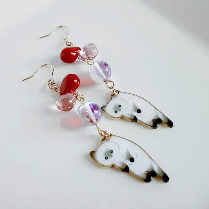 しずくビーズとぶらぶらネコちゃんの可愛いピアス/イヤリング(白猫×赤色)/Cute White Kitten Charm and Red Colored Earrings / Clip on Earrings