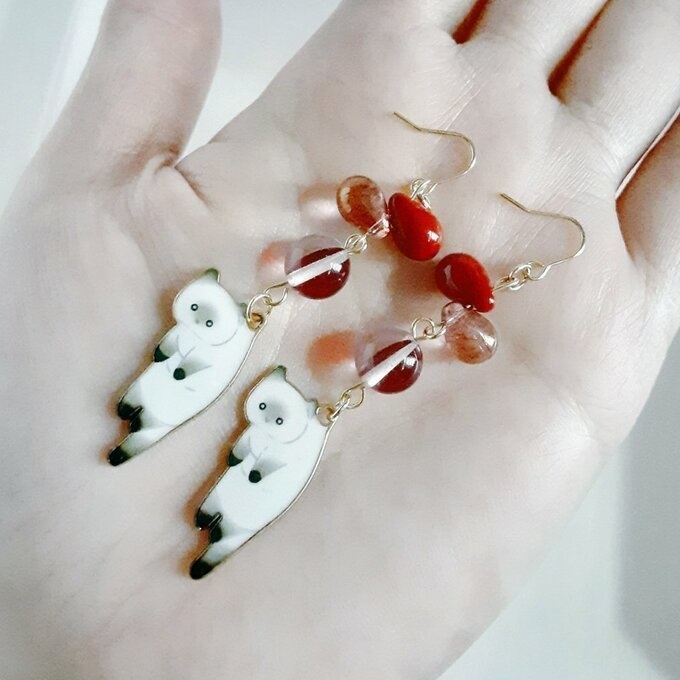 しずくビーズとぶらぶらネコちゃんの可愛いピアス/イヤリング(白猫×赤色)/Cute White Kitten Charm and Red  Colored Earrings / Clip on Earrings