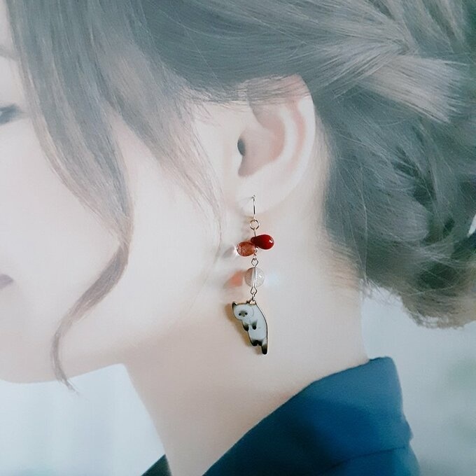 しずくビーズとぶらぶらネコちゃんの可愛いピアス/イヤリング(白猫×赤色)/Cute White Kitten Charm and Red Colored Earrings / Clip on Earrings