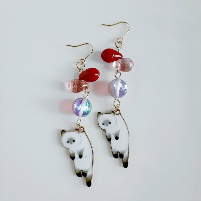 しずくビーズとぶらぶらネコちゃんの可愛いピアス/イヤリング(白猫×赤色)/Cute White Kitten Charm and Red Colored Earrings / Clip on Earrings