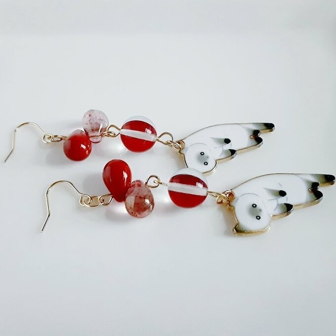 しずくビーズとぶらぶらネコちゃんの可愛いピアス/イヤリング(白猫×赤色)/Cute White Kitten Charm and Red Colored Earrings / Clip on Earrings