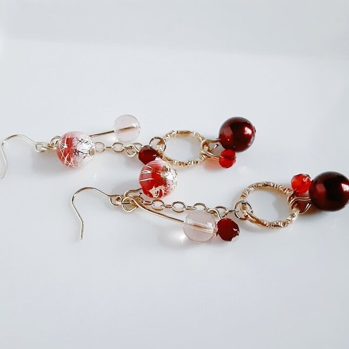 唐草ビーズと国産アクリルパールが揺れるお洒落ピアス/イヤリング(赤)/Japanese style red dangling earrings