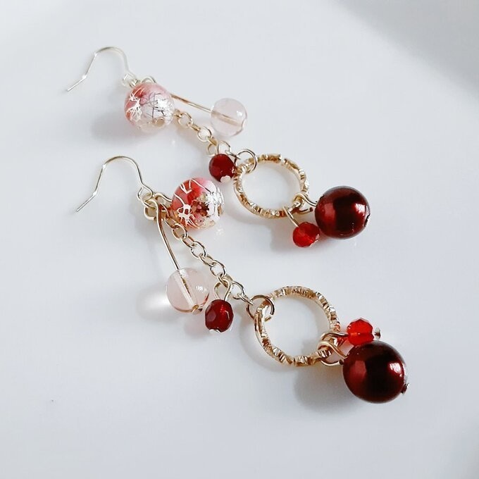 唐草ビーズと国産アクリルパールが揺れるお洒落ピアス/イヤリング(赤)/Japanese style red dangling earrings