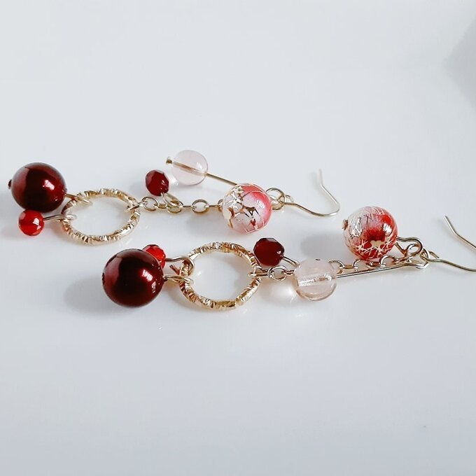唐草ビーズと国産アクリルパールが揺れるお洒落ピアス/イヤリング(赤)/Japanese style red dangling earrings