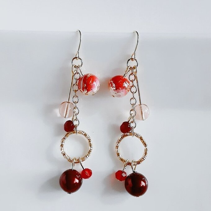 唐草ビーズと国産アクリルパールが揺れるお洒落ピアス/イヤリング(赤)/Japanese style red dangling earrings