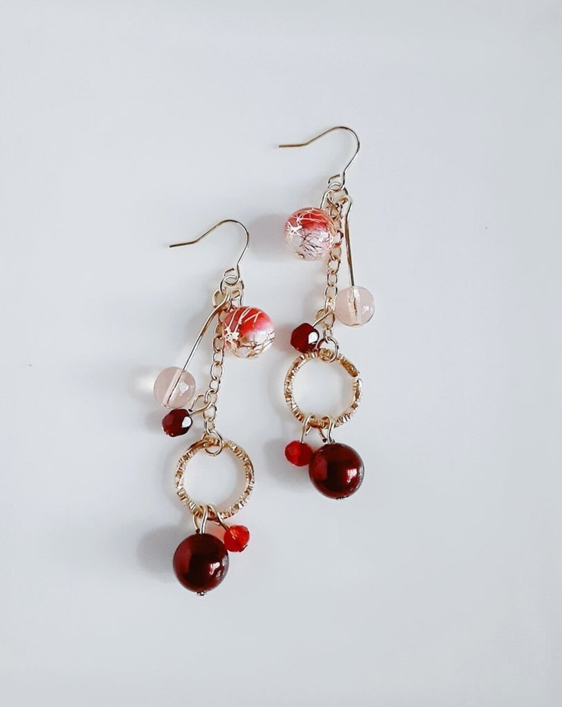唐草ビーズと国産アクリルパールが揺れるお洒落ピアス/イヤリング(赤)/Japanese style red dangling earrings