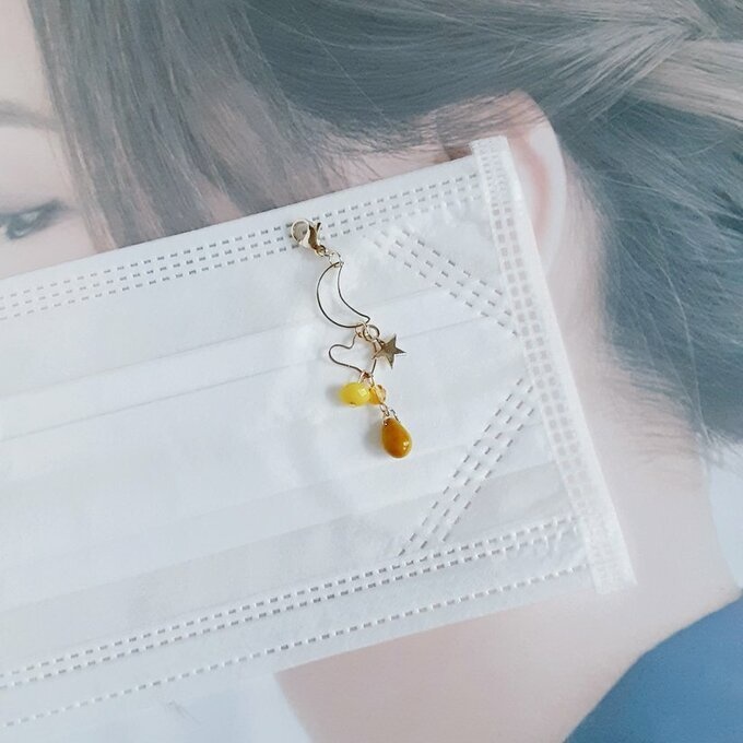 お星様が揺れる☆三日月、ハートとしずくビーズのお洒落マスクチャーム/アクセサリー(こっくりイエロー)