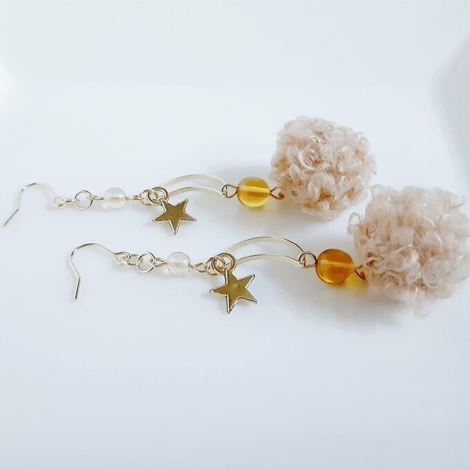 お星様が揺れる☆三日月とふわふわプードルファーのライトブラウン色の大ぶりピアス/イヤリング/Light Brown Faux Fur Dangling Earrings/Clip On Earrings with Crescent Hoop.