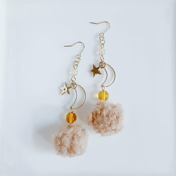 お星様が揺れる☆三日月とふわふわプードルファーのライトブラウン色の大ぶりピアス/イヤリング/Light Brown Faux Fur Dangling Earrings/Clip On Earrings with Crescent Hoop.