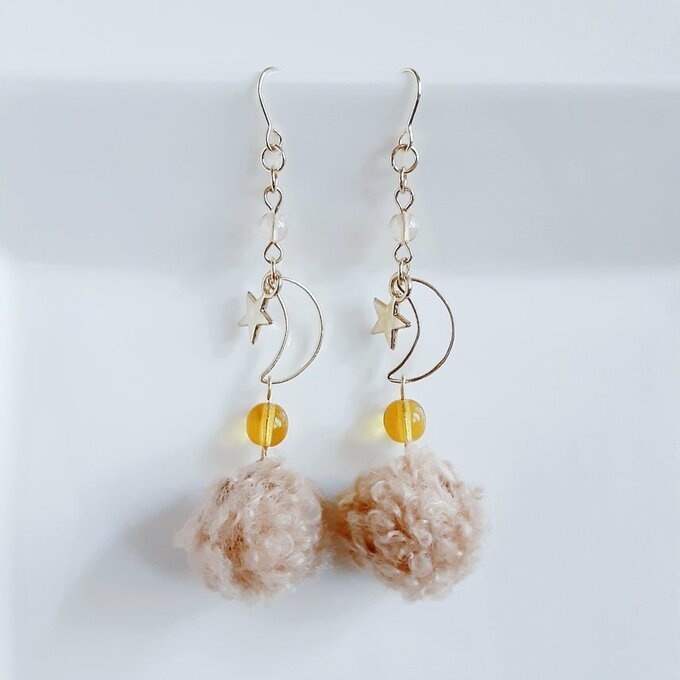 お星様が揺れる☆三日月とふわふわプードルファーのライトブラウン色の大ぶりピアス/イヤリング/Light Brown Faux Fur Dangling Earrings/Clip On Earrings with Crescent Hoop.