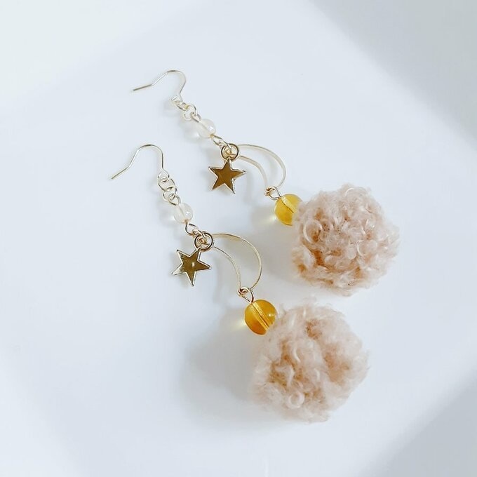 お星様が揺れる☆三日月とふわふわプードルファーのライトブラウン色の大ぶりピアス/イヤリング/Light Brown Faux Fur Dangling Earrings/Clip On Earrings with Crescent Hoop.