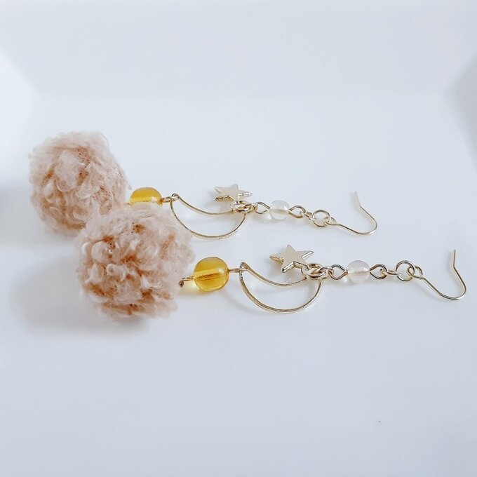 お星様が揺れる☆三日月とふわふわプードルファーのライトブラウン色の大ぶりピアス/イヤリング/Light Brown Faux Fur Dangling Earrings/Clip On Earrings with Crescent Hoop.