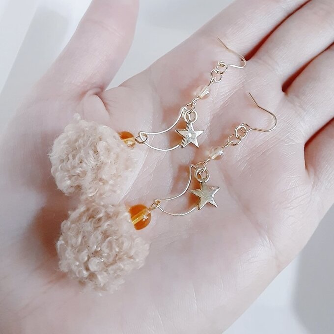 お星様が揺れる☆三日月とふわふわプードルファーのライトブラウン色の大ぶりピアス/イヤリング/Light Brown Faux Fur Dangling Earrings/Clip On Earrings with Crescent Hoop.