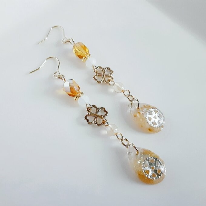 四葉のクローバーとぷっくりしずく型レジンパーツの秋感じるトパーズカラーなスチームパンク風のピアス/イヤリング