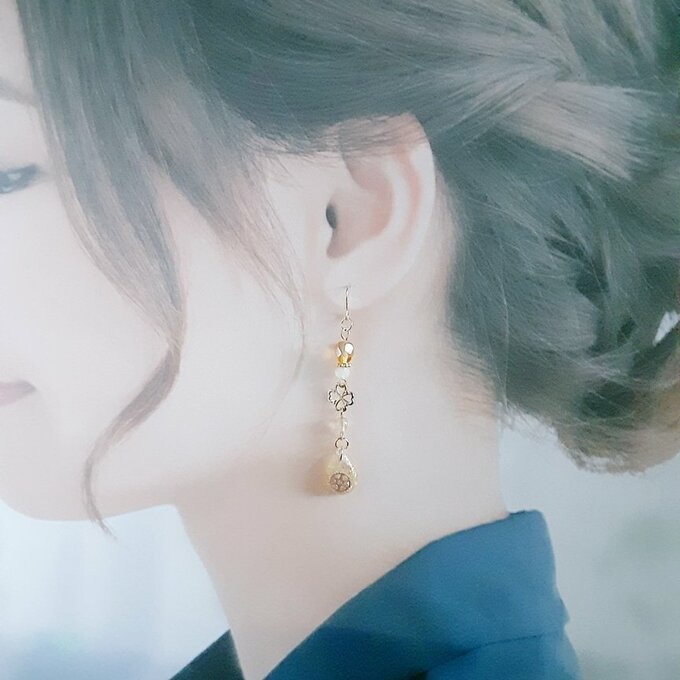 四葉のクローバーとぷっくりしずく型レジンパーツの秋感じるトパーズカラーなスチームパンク風のピアス/イヤリング