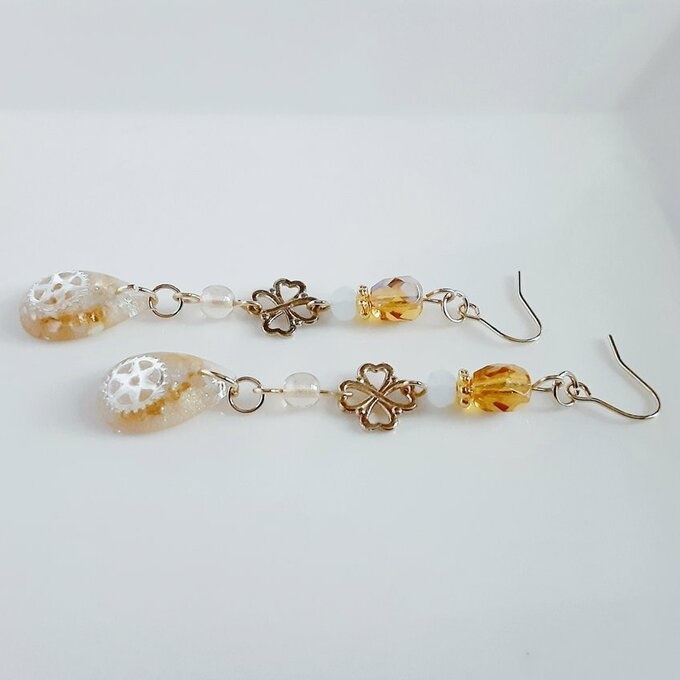 四葉のクローバーとぷっくりしずく型レジンパーツの秋感じるトパーズカラーなスチームパンク風のピアス/イヤリング