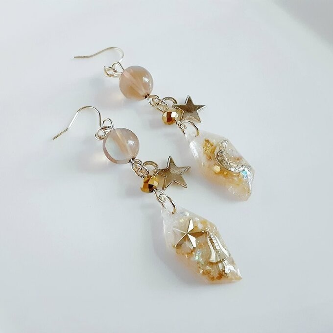 1ペアのみ☆三日月、お星様と宇宙船が浮かぶレジンパーツとルナフラッシュと秋感じるトパーズ色ピアス/イヤリング