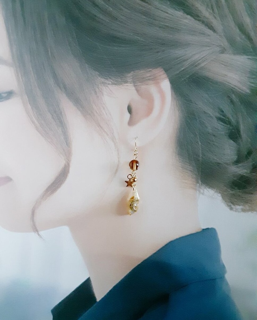 1ペアのみ☆三日月、お星様と宇宙船が浮かぶレジンパーツとルナフラッシュと秋感じるトパーズ色ピアス/イヤリング