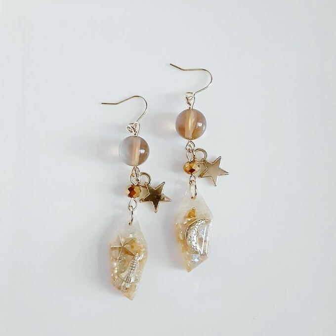 1ペアのみ☆三日月、お星様と宇宙船が浮かぶレジンパーツとルナフラッシュと秋感じるトパーズ色ピアス/イヤリング