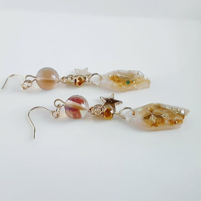 1ペアのみ☆三日月、お星様と宇宙船が浮かぶレジンパーツとルナフラッシュと秋感じるトパーズ色ピアス/イヤリング