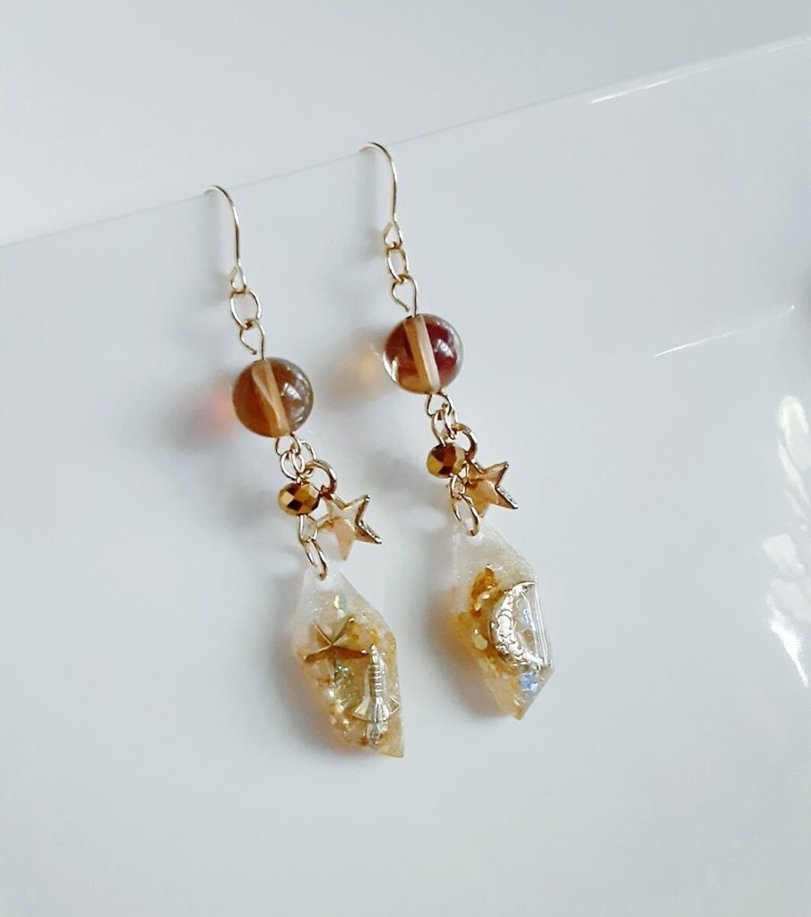 1ペアのみ☆三日月、お星様と宇宙船が浮かぶレジンパーツとルナフラッシュと秋感じるトパーズ色ピアス/イヤリング