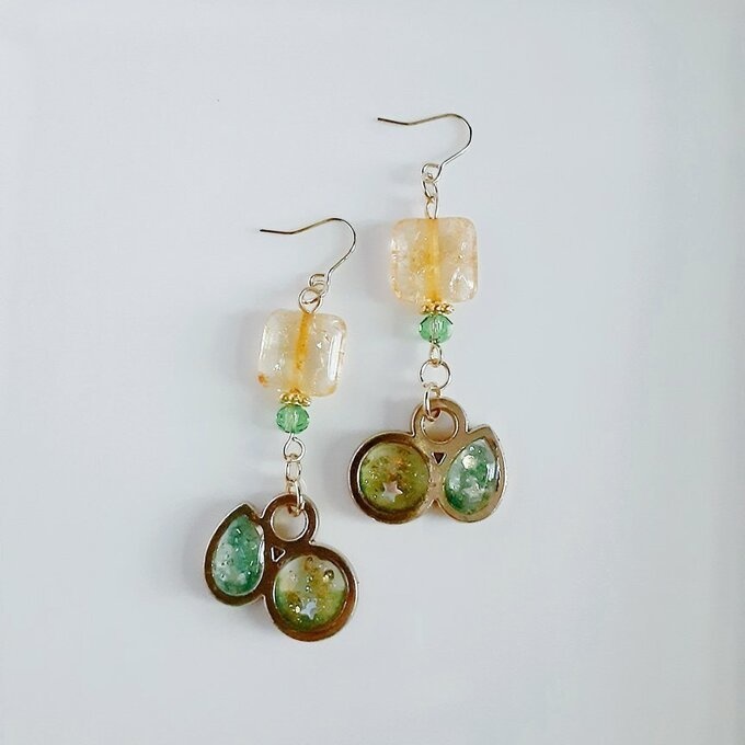 しずくと丸型レジンフレームとスクエアビーズのお洒落ピアス/イヤリング(爽やかグリーン)