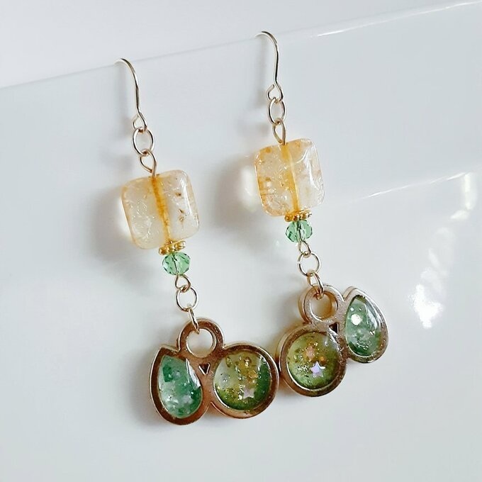 しずくと丸型レジンフレームとスクエアビーズのお洒落ピアス/イヤリング(爽やかグリーン)