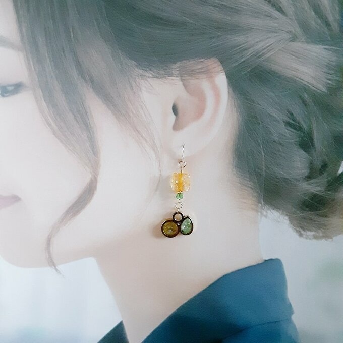 しずくと丸型レジンフレームとスクエアビーズのお洒落ピアス/イヤリング(爽やかグリーン)