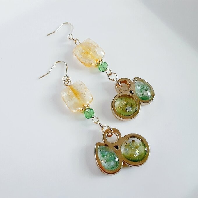 しずくと丸型レジンフレームとスクエアビーズのお洒落ピアス/イヤリング(爽やかグリーン)