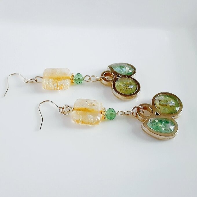 しずくと丸型レジンフレームとスクエアビーズのお洒落ピアス/イヤリング(爽やかグリーン)