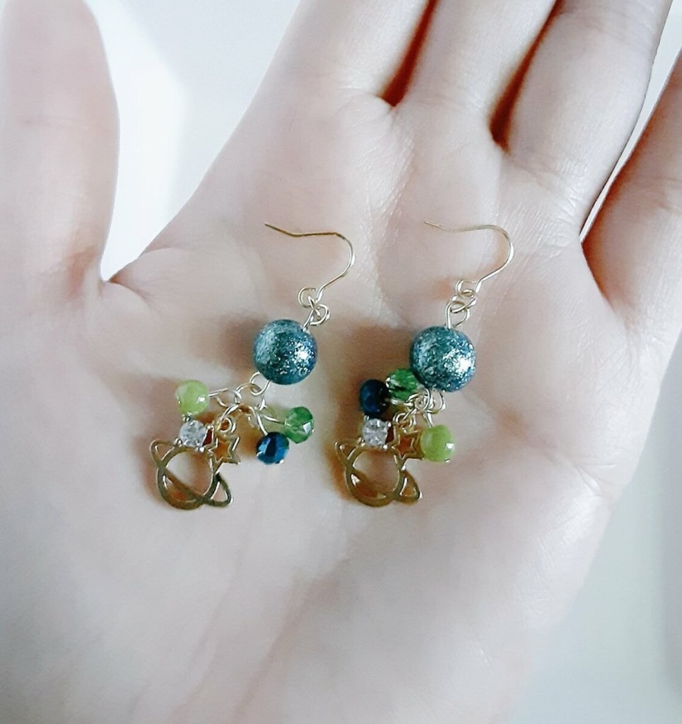 土星チャームとシャイ二―パールの癒しグリーン色ピアス/イヤリング