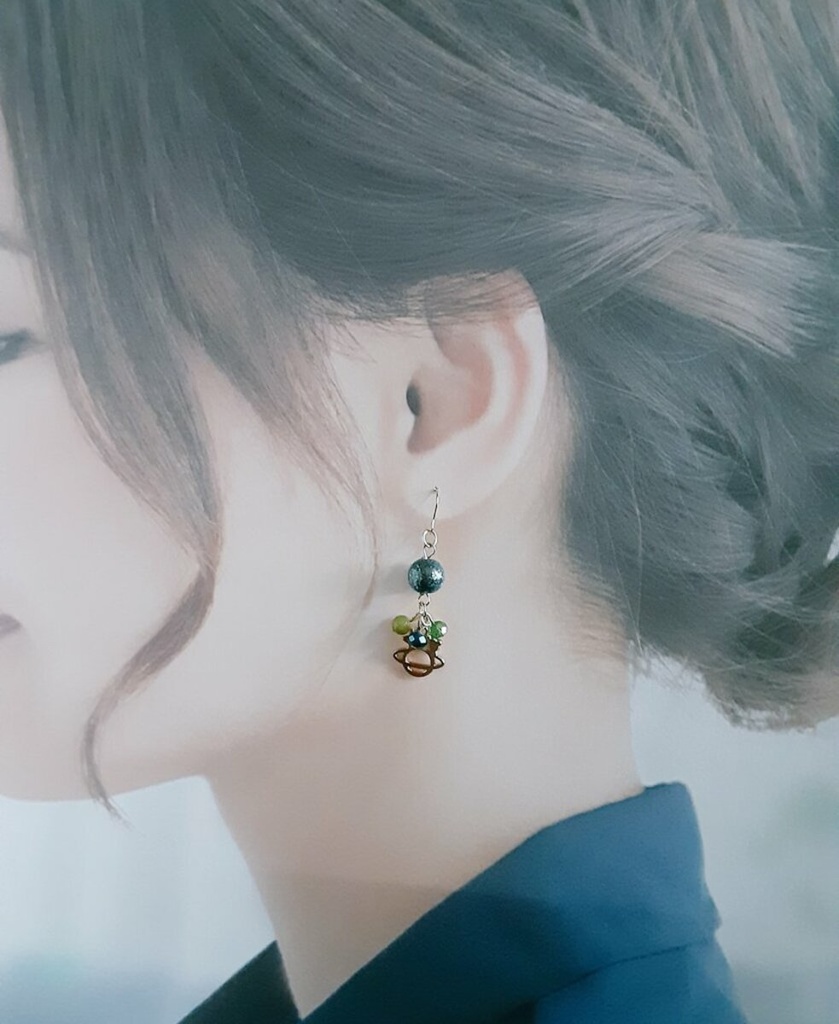 土星チャームとシャイ二―パールの癒しグリーン色ピアス/イヤリング