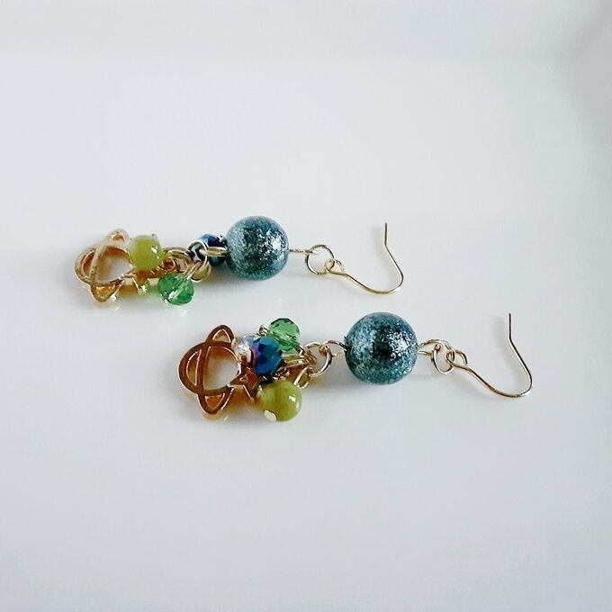 土星チャームとシャイ二―パールの癒しグリーン色ピアス/イヤリング